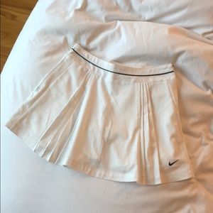 NIKE White and navy pleated skort
